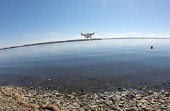 城會(huì)玩！加拿大男子成功用無人機(jī)釣到魚