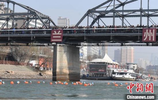 圖為活動(dòng)現(xiàn)場(chǎng)冬泳愛好者表演“漂游”。　楊艷敏 攝