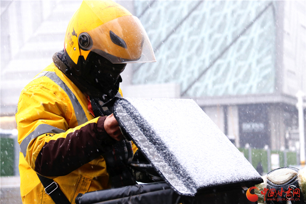 2020年第一場雪巧遇“小寒” 蘭州人請收下?。ńM圖）