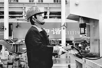 蘭州：寒夜黃河邊，他一把拉出落水大學(xué)生