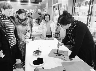 蘭州甘家巷社區(qū)“鼠年納?！彼痛郝?lián)（圖）