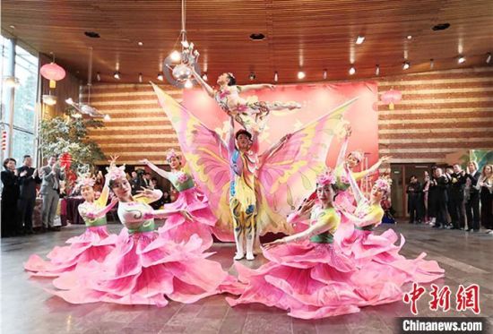 圖為雜技演員通過精湛的技藝贏得了滿堂喝彩?！「拭C省文化和旅游廳網(wǎng)站 攝