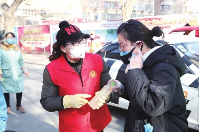 用點(diǎn)滴善舉筑就強(qiáng)大正能量 蘭州市各級(jí)道德模范、蘭州好人齊心援助抗擊疫情一線