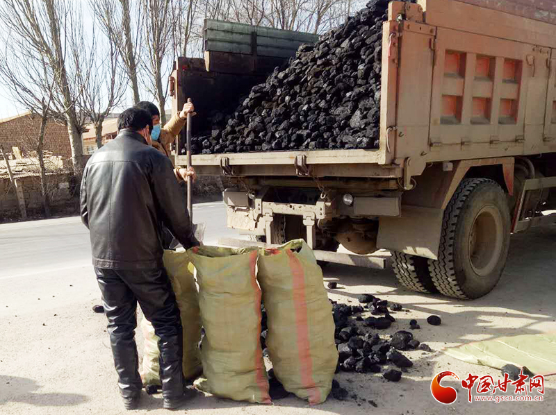 【甘肅全民戰(zhàn)“疫”】雪中送炭！會(huì)寧一企業(yè)為基層防控點(diǎn)捐贈(zèng)10噸愛(ài)心煤（圖）