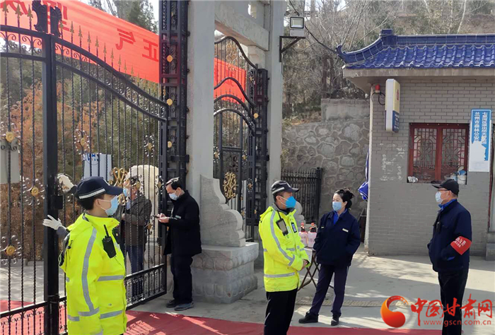 今年清明暫停祭掃 蘭州交警設(shè)23處勸返點(diǎn)對(duì)違反規(guī)定者進(jìn)行勸離（圖）