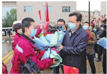 慶陽市第二、三批支援湖北醫(yī)療隊(duì)12名隊(duì)員凱旋