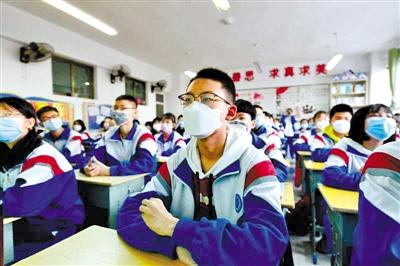 甘肅省初三和高一、高二年級(jí)學(xué)生昨日開學(xué) 青春校園又聞瑯瑯讀書聲