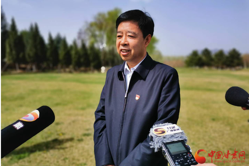 【甘肅省決戰(zhàn)決勝脫貧攻堅(jiān)·訪(fǎng)談】平?jīng)鍪虚L(zhǎng)王奮彥：脫貧攻堅(jiān)舉措由“大水漫灌”向“精準(zhǔn)滴灌”轉(zhuǎn)變（圖）