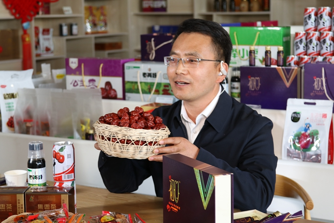 “縣長直播天團(tuán)”唱響“甘貨春之聲”，售出近30種甘貨1萬余件 開進(jìn)直播間的網(wǎng)絡(luò)扶貧博覽會，受百萬網(wǎng)友點贊 