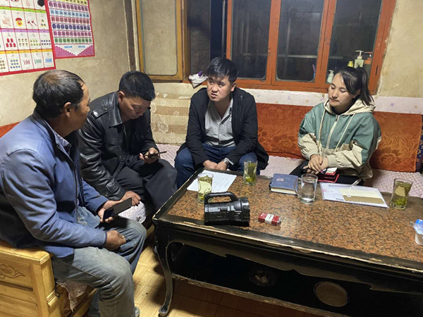 圖為木耳鎮(zhèn)紀檢干事盧建民（左三）連夜在多壩村多壩組奚連德家中了解受災情況，排查安全隱患，并宣傳發(fā)生次生災害的相關知識。_副本.jpg