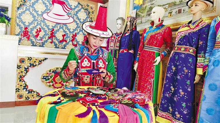 殘疾“繡娘”潘小紅 她與命運抗爭 帶領(lǐng)大家致富