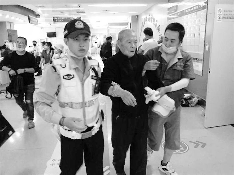 蘭州街頭最美的一次逆行！耄耋老人摔倒街頭 交警的哥合力救助3分鐘