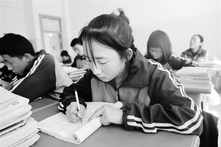 慶陽環(huán)縣這名小姑娘，柔弱肩膀撐起一個大家庭