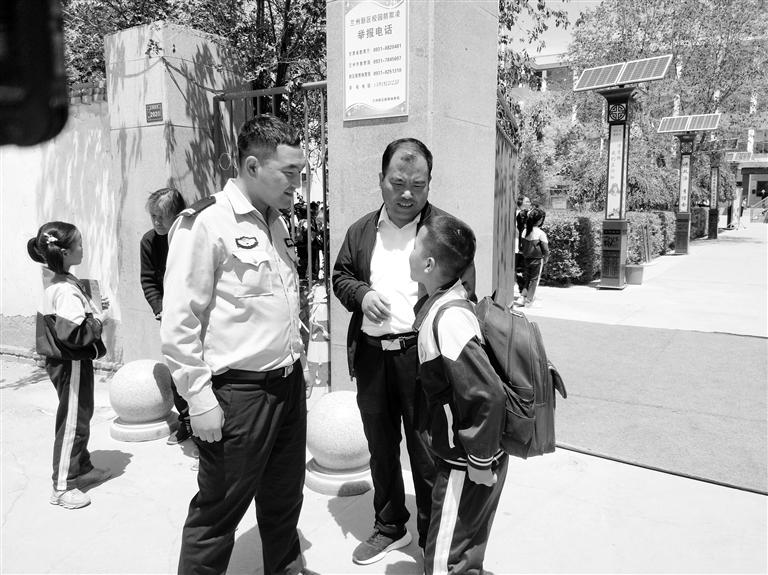 蘭州：父親無證酒駕被拘 交警充當(dāng)臨時家長