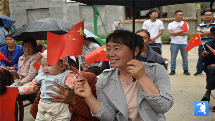 隴南市紀(jì)委監(jiān)委黨員干部與宕昌縣官亭鎮(zhèn)杜家村群眾一起慶祝黨的生日。_副本.jpg