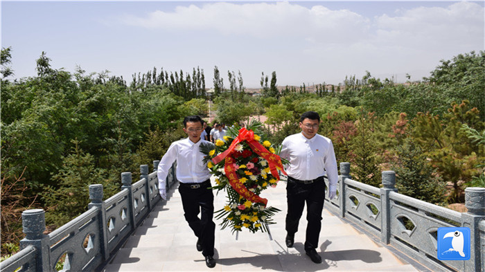 七一”前夕，白銀市紀(jì)委監(jiān)委機(jī)關(guān)黨委組織黨員來(lái)到紅軍西路軍景泰烈士陵園開(kāi)展主題黨日活動(dòng)。 朱鵬拍攝_副本.jpg