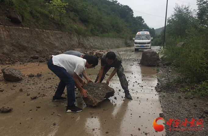 康縣長(zhǎng)壩鎮(zhèn)：鏟車、120合力“逆行”救援群眾  