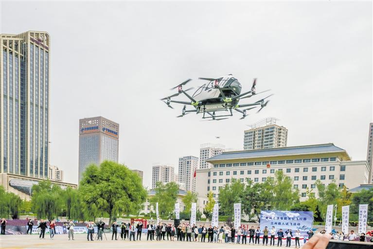 超酷、超刺激！智能駕駛飛行器在蘭載人試飛