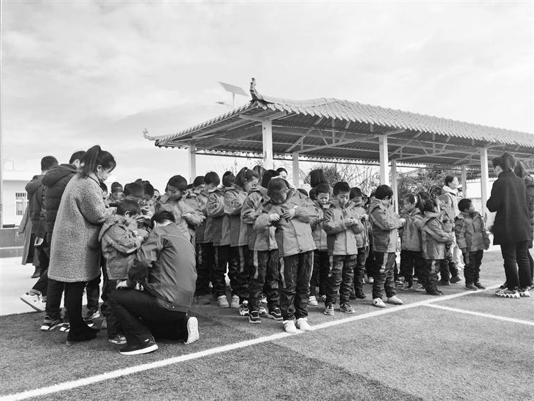 蘭州“的哥”為山村小學送去冬日溫暖