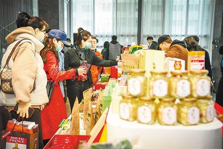 今天，在這里聽榆中的脫貧故事 ——榆中縣“脫貧攻堅宣傳周”發(fā)布活動暨脫貧攻堅主題成就展啟動側(cè)記