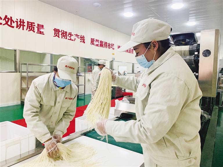 蘭州市規(guī)?；懊鏃l加工項目”投入運(yùn)營 將配送到市區(qū)280多家直營店