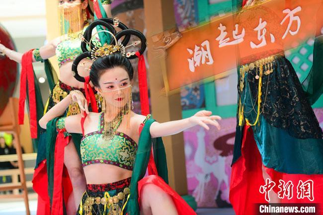 圖為今年9月5日，在重慶亮相的敦煌博物館“潮起東方”主題活動現(xiàn)場。敦煌博物館供圖