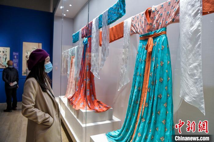 觀眾在參觀唐代服飾?！●樤骑w 攝