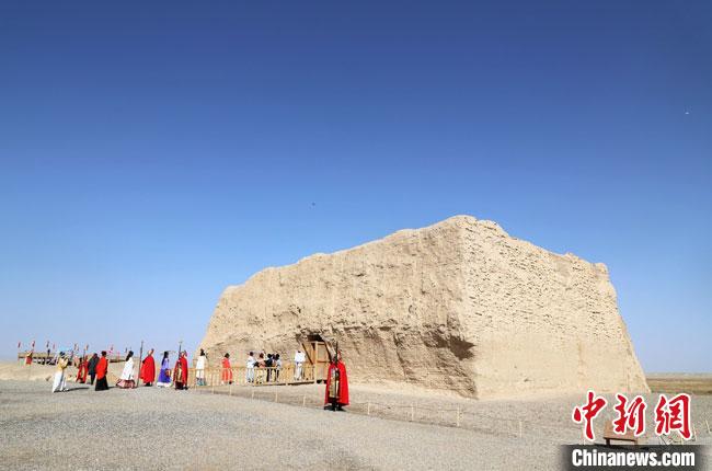 數(shù)十位身著古裝的女性通過體驗賞漢舞、習(xí)漢禮、吟誦詩詞等中華傳統(tǒng)文化，再現(xiàn)古絲綢之路的繁華盛景。　王菁 攝