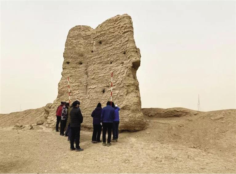 玉門(mén)開(kāi)展?jié)h長(zhǎng)城本體保護(hù)勘測(cè)工作