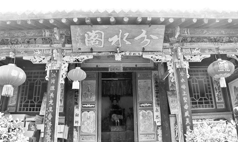 秦嶺鎮(zhèn)分水閣，一屋檐水分江河 這里可看水系奇觀，可賞連翹花海