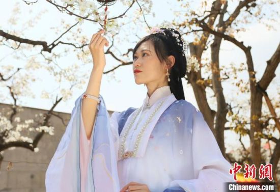 圖為蘭州青年身穿漢服在百年梨園賞景。　高展 攝