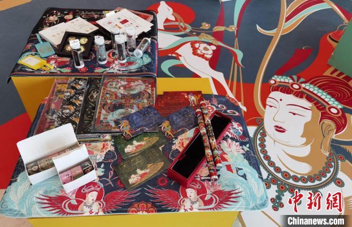 60余類敦煌主題的文創(chuàng)產(chǎn)品讓人愛不釋手?！《∷?攝