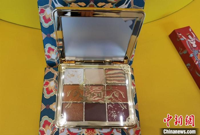 圖為取材壁畫色彩的敦煌美妝。　丁思 攝