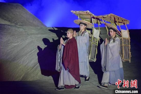 圖為演出現(xiàn)場(chǎng)，該劇獨(dú)創(chuàng)360度旋轉(zhuǎn)并前后移動(dòng)觀眾席，顛覆傳統(tǒng)劇場(chǎng)舞臺(tái)表演模式?！⊥醣筱y 攝