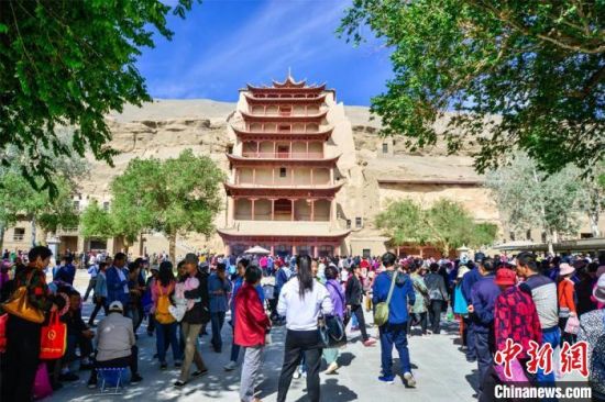 中國農(nóng)歷四月初八，敦煌民眾傳承歷史習(xí)俗，前往莫高窟燒香禮佛、祈福。(資料圖) 王斌銀 攝