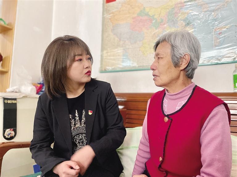 敦煌路街道任家莊街東社區(qū)黨委書記、居委會主任譚莉：我們必須成為老百姓堅強(qiáng)的后盾