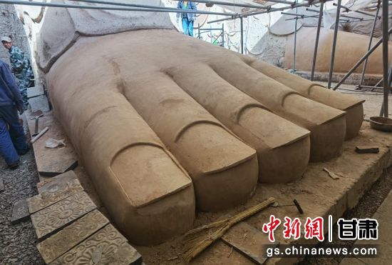 圖為中國“石窟鼻祖”天梯山石窟第13窟大佛足部與局部危巖體搶救性保護(hù)項(xiàng)目施工現(xiàn)場。陳曉斌 攝