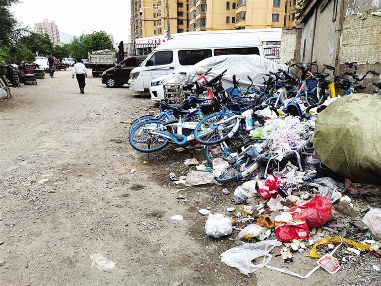 百米土路臟亂差，誰來管？經(jīng)記者協(xié)調(diào)，社區(qū)組織志愿者進行了清理