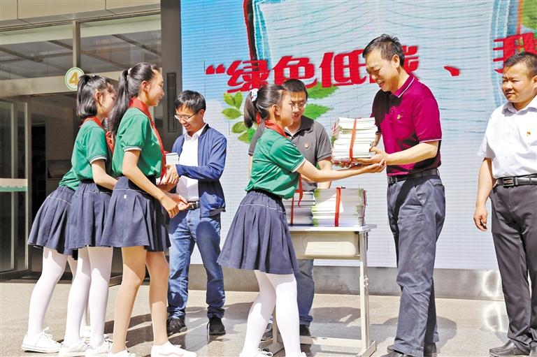 甘肅省生態(tài)環(huán)境廳開展送書進(jìn)?；顒?dòng)