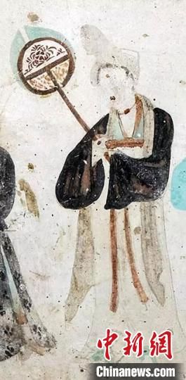 “一把小扇在手，笑對仲夏酷暑。”圖為莫高窟第468窟《執(zhí)團(tuán)扇女供養(yǎng)人》(中唐)。　敦煌研究院供圖