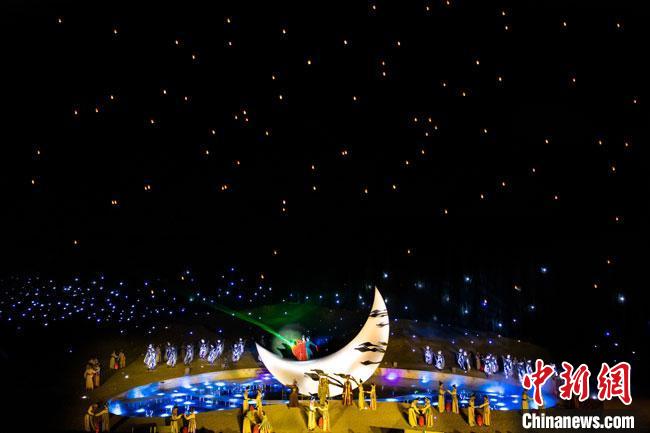 圖為大型沙漠實(shí)景演出《敦煌盛典》演出劇照。(資料圖) 敦煌市委宣傳部供圖