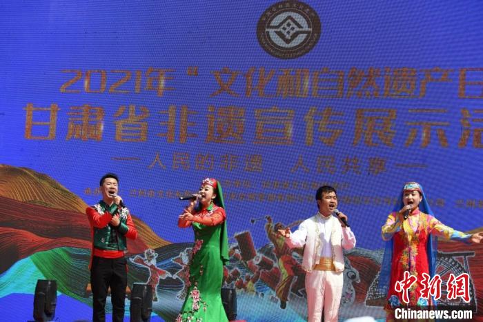 圖為甘肅臨夏回族自治州非遺傳承人演唱花兒?！钇G敏 攝