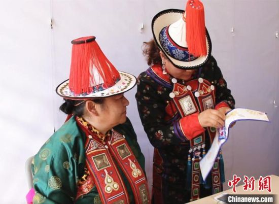 圖為用活態(tài)傳習(xí)的模式促進(jìn)裕固族非物質(zhì)文化遺產(chǎn)的保護(hù)傳承?！∈缝o靜 攝