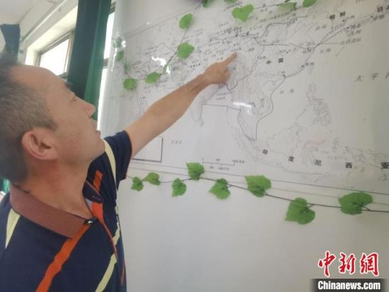 圖為甘肅省社會(huì)科學(xué)院絲綢之路研究所所長(zhǎng)侯宗輝指出《絲綢之路古文明》課題組考察線路。　閆姣 攝