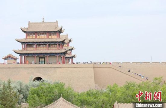 歷經(jīng)數(shù)十載保護(hù)修繕的古老關(guān)城得以延年益壽，成為了海內(nèi)外游客“絲路游”的必經(jīng)打卡地?！「哒?攝