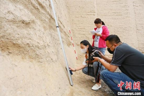 科技保護(hù)讓長(zhǎng)城價(jià)值的真實(shí)性和完整性得到有效延續(xù)和傳承。圖為文物工作者正在測(cè)量關(guān)城的相關(guān)數(shù)據(jù)?！「哒?攝