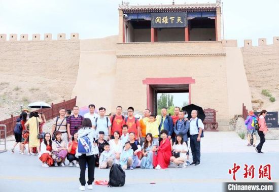 歷經(jīng)數(shù)十載保護(hù)修繕的古老關(guān)城得以延年益壽，成為了海內(nèi)外游客“絲路游”的必經(jīng)打卡地?！「哒?攝