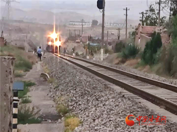 驚險(xiǎn)！火車來臨小男孩鐵路上玩耍 蘭鐵民警飛奔將其救下