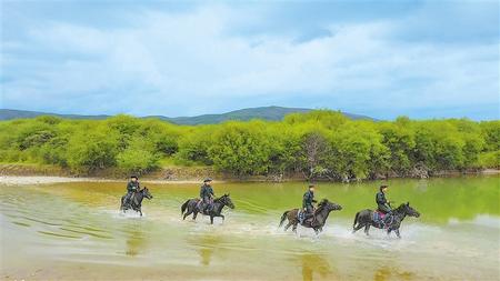 草原騎警，牧民心中的親人——記瑪曲縣公安局草原騎警大隊