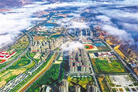 雨后會(huì)寧縣城云霧繚繞 景色如畫